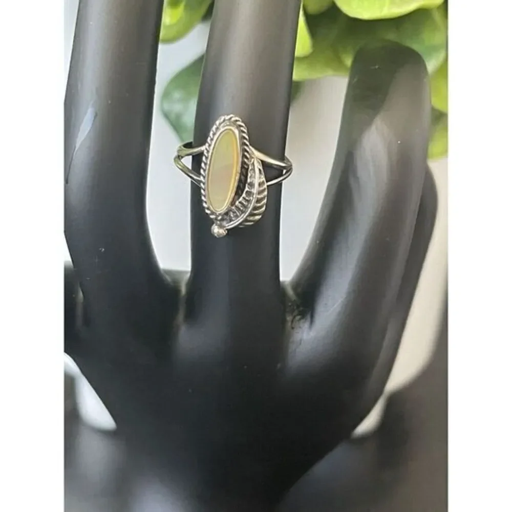 Vintage Navajo Feather and Mother Of Pearl Long Sterling‎ Silver Ring Size 5
